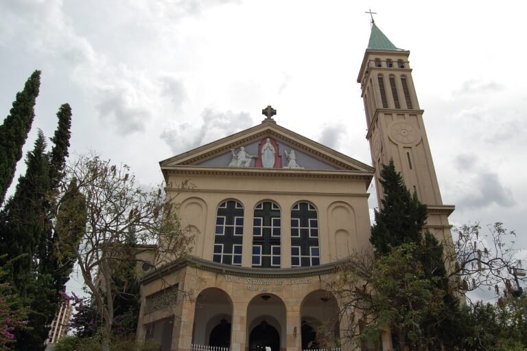 A Igreja-Santuário Nossa Senhora de Lourdes, Água Rasa, cidade de São Paulo, Brasil.