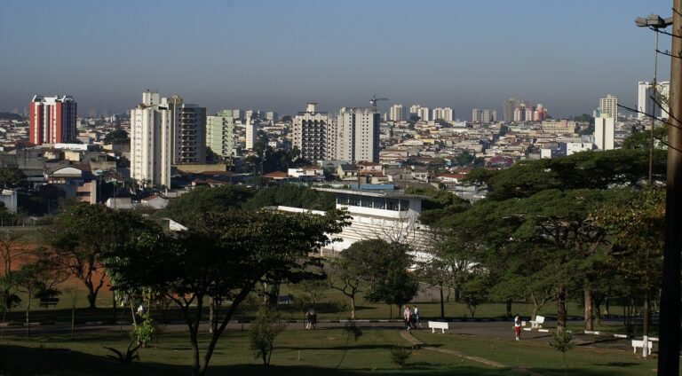 Vista à partir do Parque Anália Franco, em São Paulo, Brasil. - Vision by Anália Franco Park, in São Paulo City, Brazil.