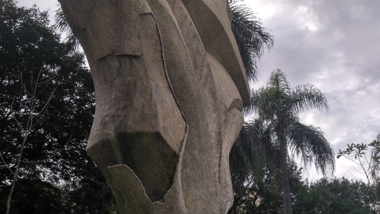 Monumento Etros em partes quebrado, em São Paulo, Brasil.