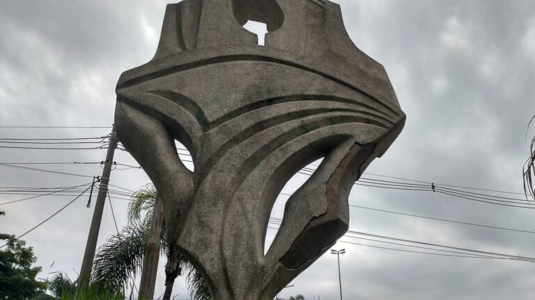 Monumento Etros em partes quebrado e com rachaduras, em São Paulo, Brasil.