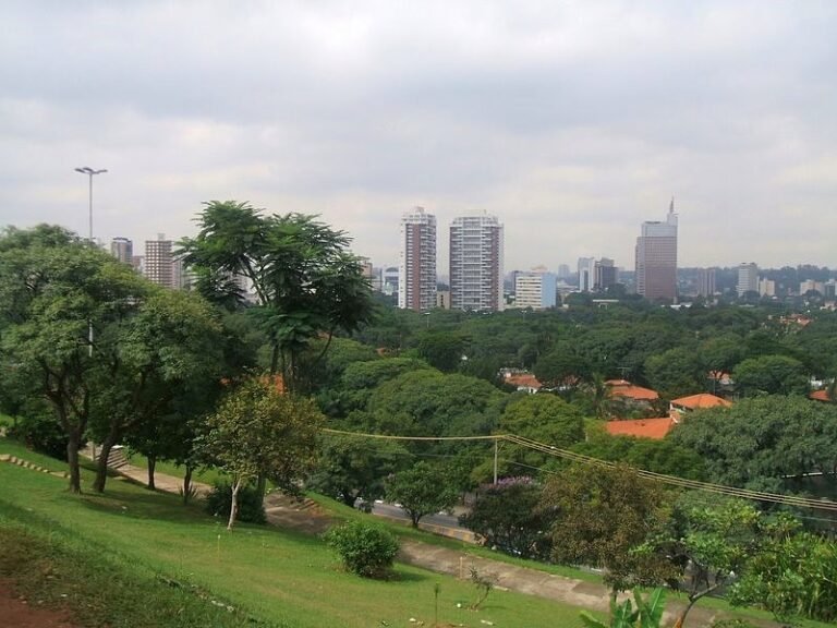Praça Coronel Custódio Fernando Pinheiro, no distrito do Alto de Pinheiros, São Paulo, Brasil.
