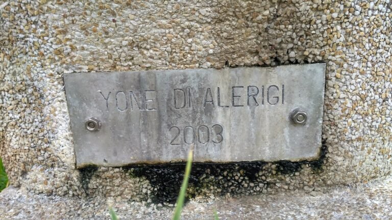 Placa de informação do monumento Etros, em São Paulo, Brasil.