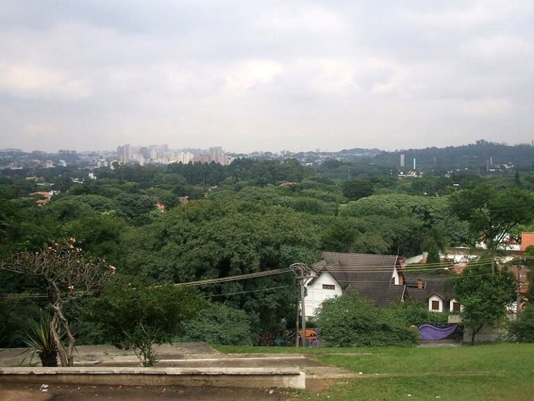 Vista do Alto de Pinheiros, a partir da Praça do Pôr-do-Sol, em São Paulo, Brasil.