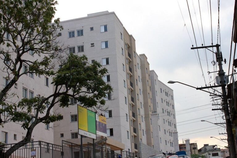Picture taken in the street in Sao Paulo bactoria in front of the building set called Floriza I