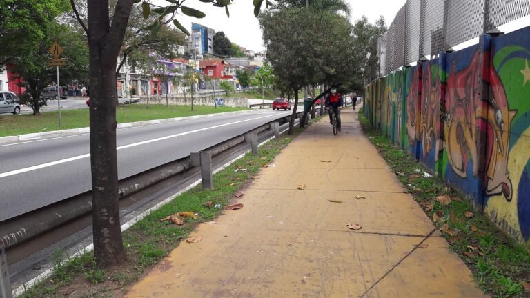 Ciclovia localizada na Radial Leste, em São Paulo (city), Brasil.