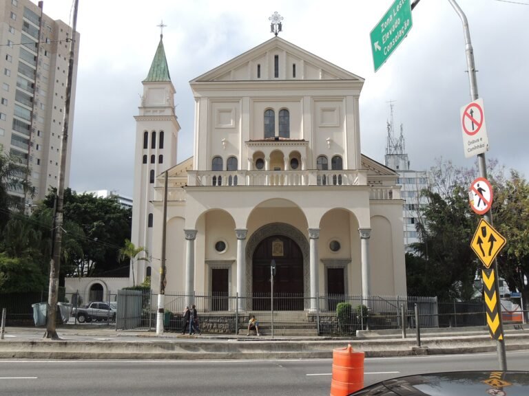 Frente da Paróquia de São Geraldo das Perdizes, em Perdizes, São Paulo, SP, Brasil.