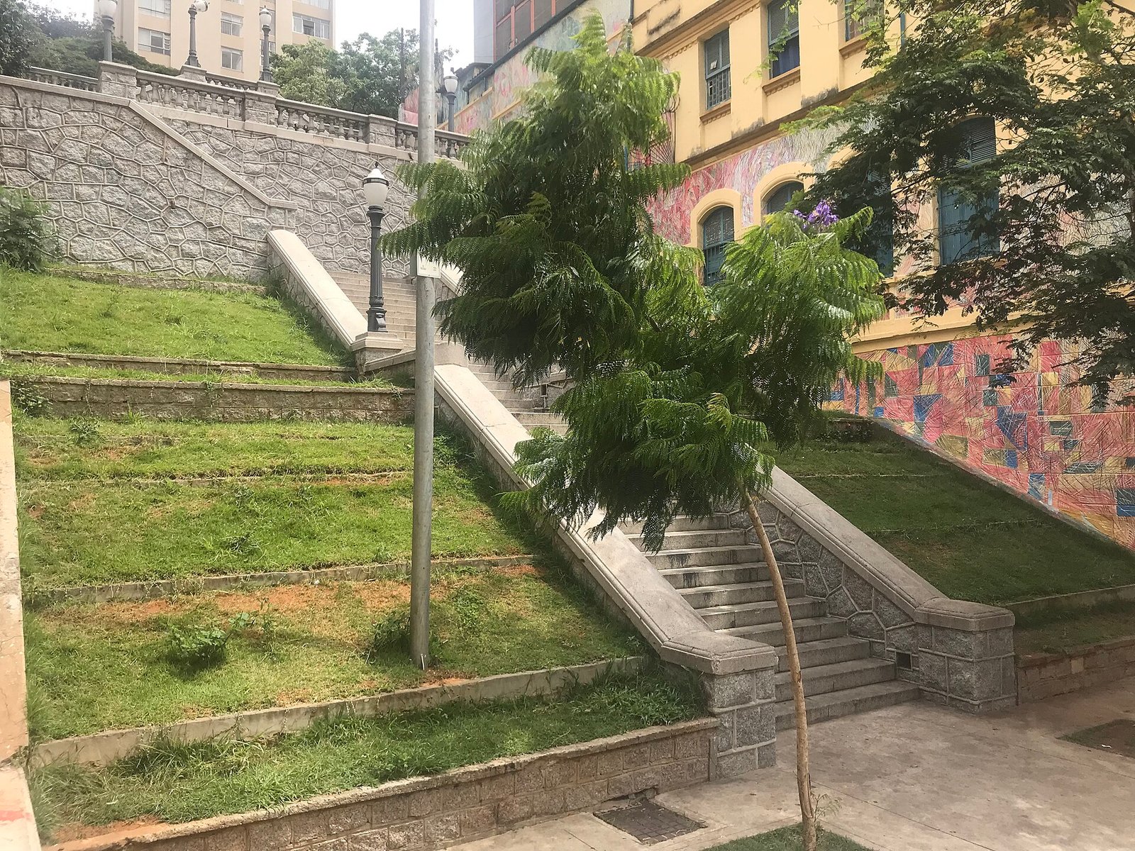 Morar na Bela Vista: guia do distrito do Bixiga e do Morro dos Ingleses Lateral view of staircase of "São José do Bixiga", in São Paulo, Brazil.
