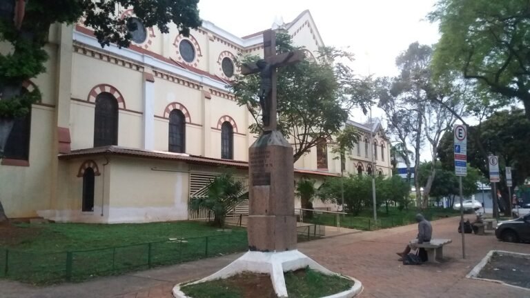 Crucifixo em frente à Paróquia São José do Belém, em São Paulo (SP), Brasil