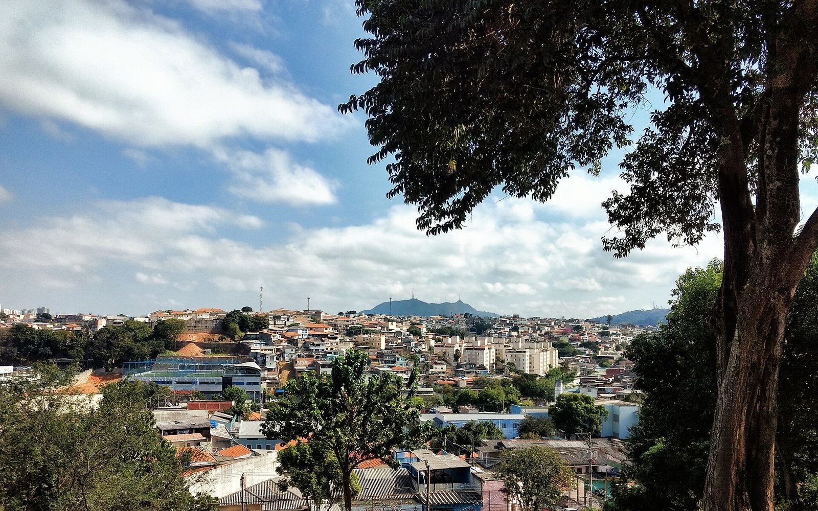 Morar na Brasilândia: guia do distrito que espera a Linha 6-Laranja According to the late chef Anthony Bourdain, São Paulo “feels like Los Angeles threw up on New York", and although many