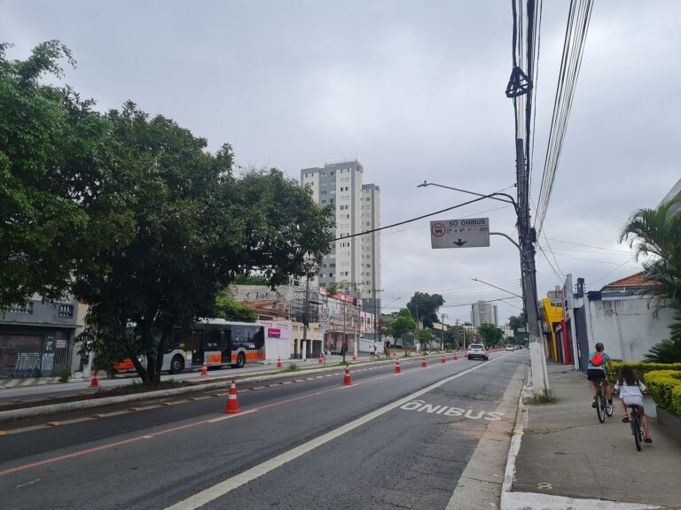 Avenida Corifeu de Azevedo Marques na altura da Vila Indiana em 2023
