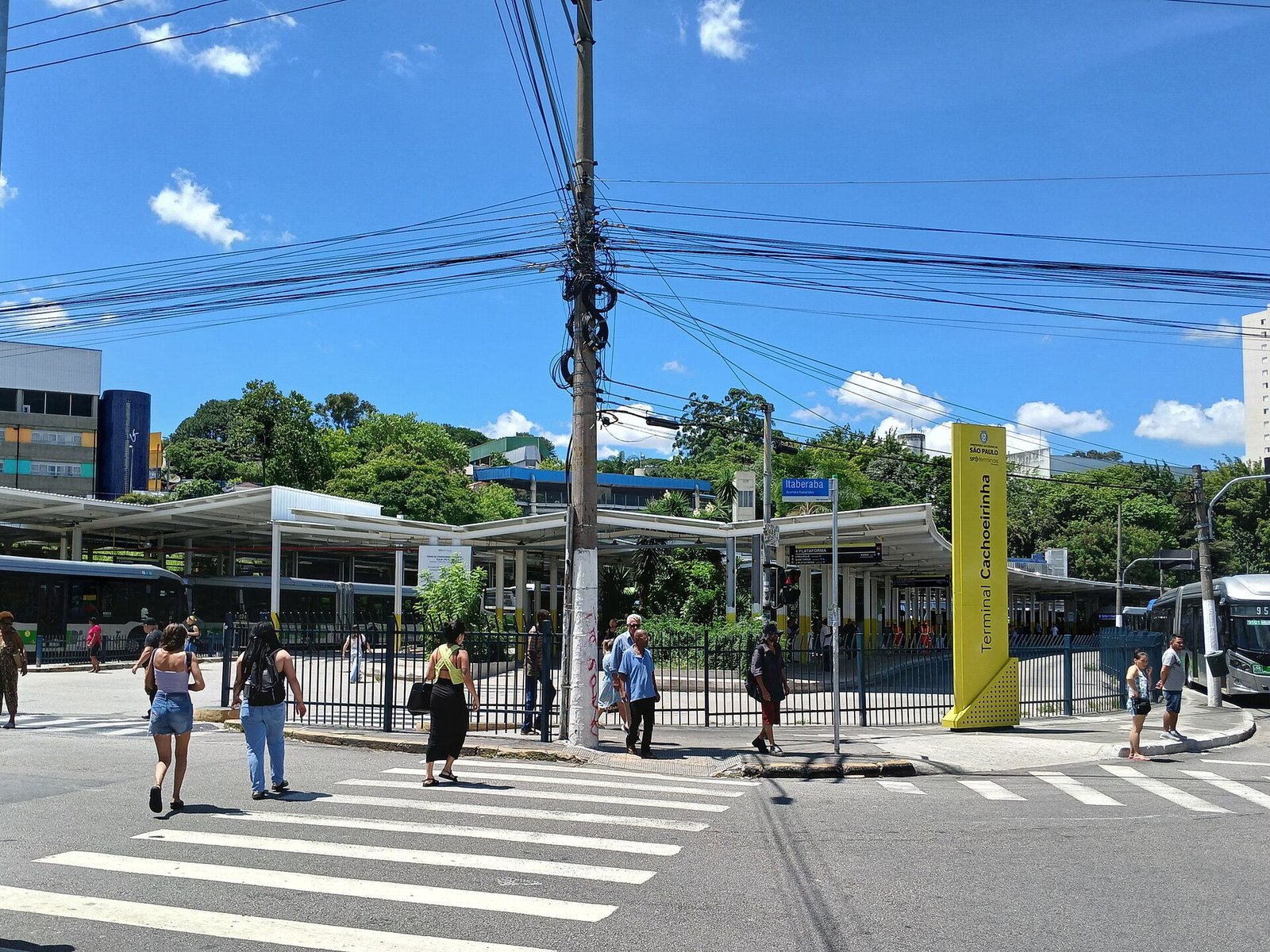 Morar na Cachoeirinha: guia do distrito da Vila Nova Cachoeirinha Vista do Terminal Cachoeirinha a partir da esquina das Avenidas Inajar de Souza com a Avenida Itaberaba