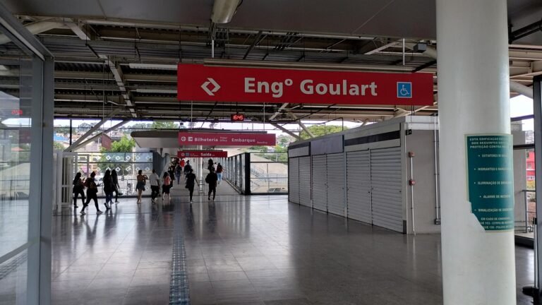 Fotografia do final da passarela e início do mezanino da estação Engenheiro Goulart das Linhas 12-Safira e 13-Jade da CP