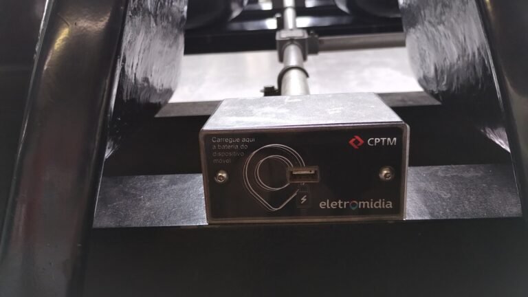 Carregador USB entre os bancos da plataforma da Linha 12-Safira, na estação Engenheiro Goulart das Linhas 12-Safira e 13