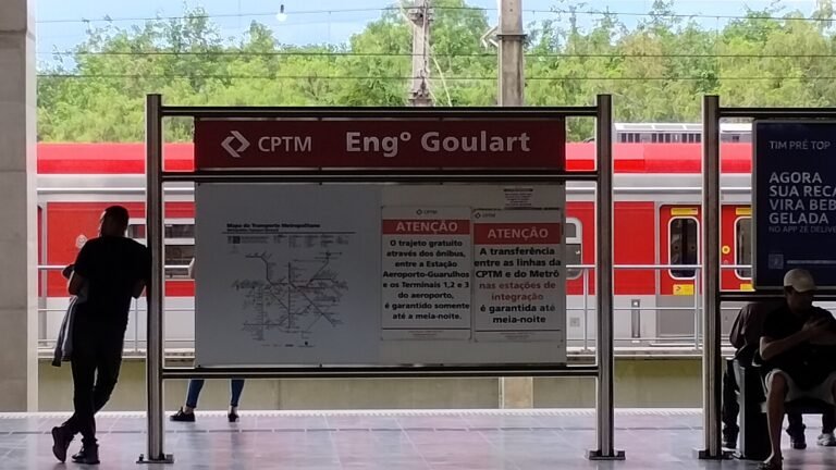 Placa com informações de embarque na Linha 13-Jade, na estação Engenheiro Goulart das Linhas 12-Safira e 13-Jade da CPTM