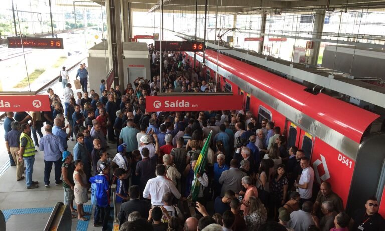 Plataforma de embarque da Linha 13 na Estação Engenheiro Goulart, durante inauguração das operações na linha, em 31 de m