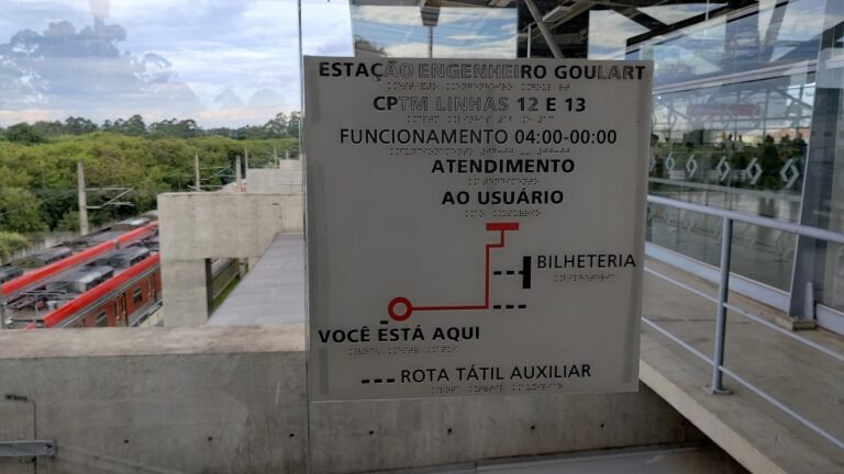 Totem com informações táteis sobre a estação Engenheiro Goulart das Linhas 12-Safira e 13-Jade da CPTM, no final da pass