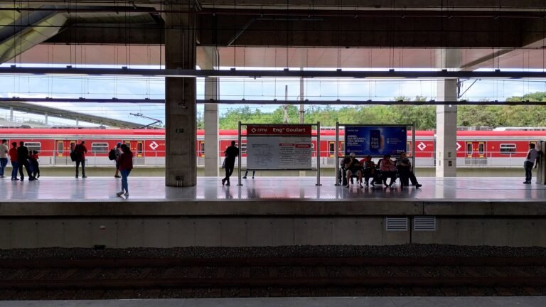 Placa com informações de embarque na Linha 13-Jade, na estação Engenheiro Goulart das Linhas 12-Safira e 13-Jade da CPTM