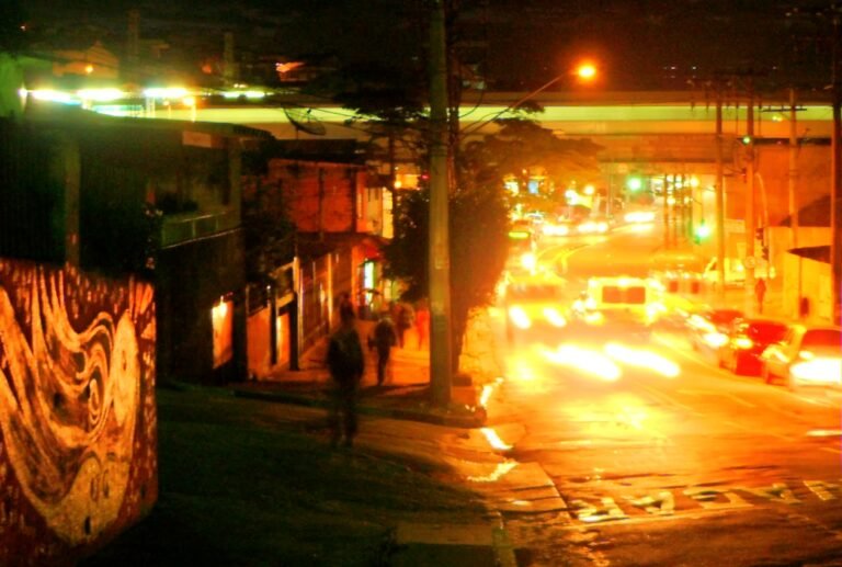 Acesso a estação Primavera-Interlagos sob a luz dos carros. Av. Pres. João Goulart - Cidade Dutra, São Paulo - SP!