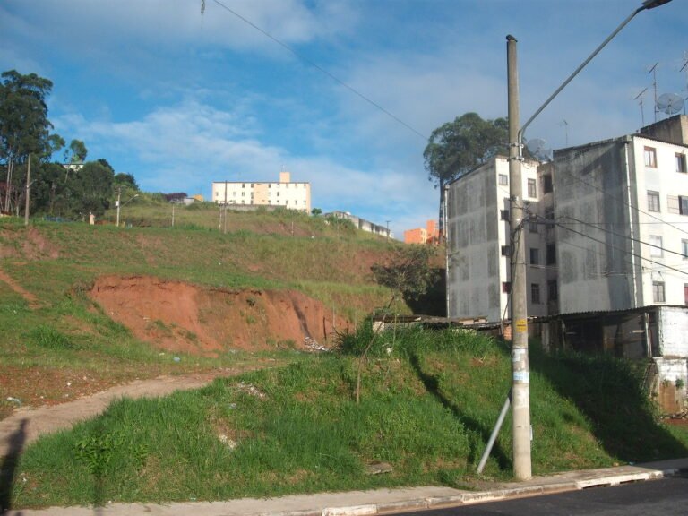 em frente o parque .