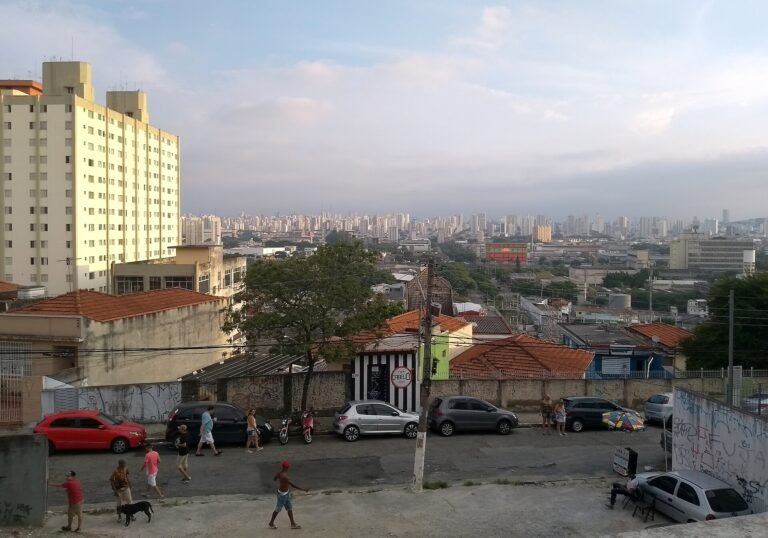 Vista do bairro da Freguesia do Ó, na Zona Norte de São Paulo, tendo ao fundo o centro paulistano.