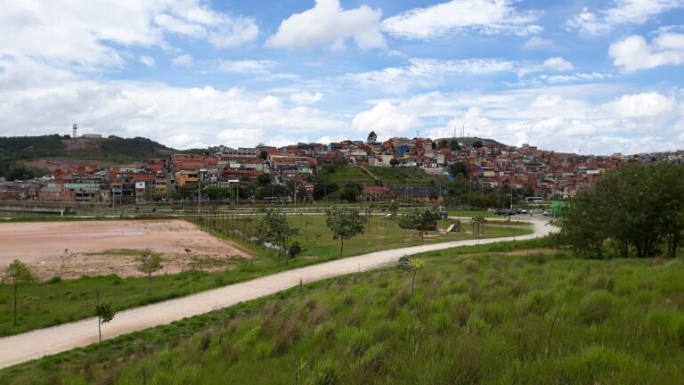 Vista da pista de caminhada e parquinho do Parque Aterro Sapopemba.