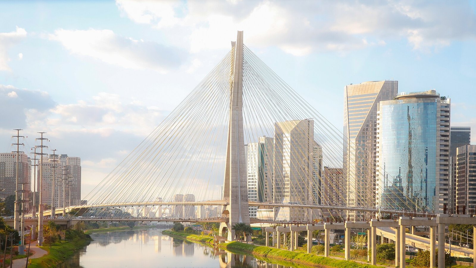 Morar no Itaim Bibi: guia do distrito da Vila Olímpia e da Faria Lima (São Paulo - SP, 14/06/2019) Ponte Octávio Frias de Oliveira, mais conhecida como a "Ponte Estaiada de São Paulo". Foto: