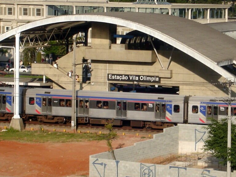 Estação Vila Olímpia (Linha 9 Esmeralda) com trem da CPTM