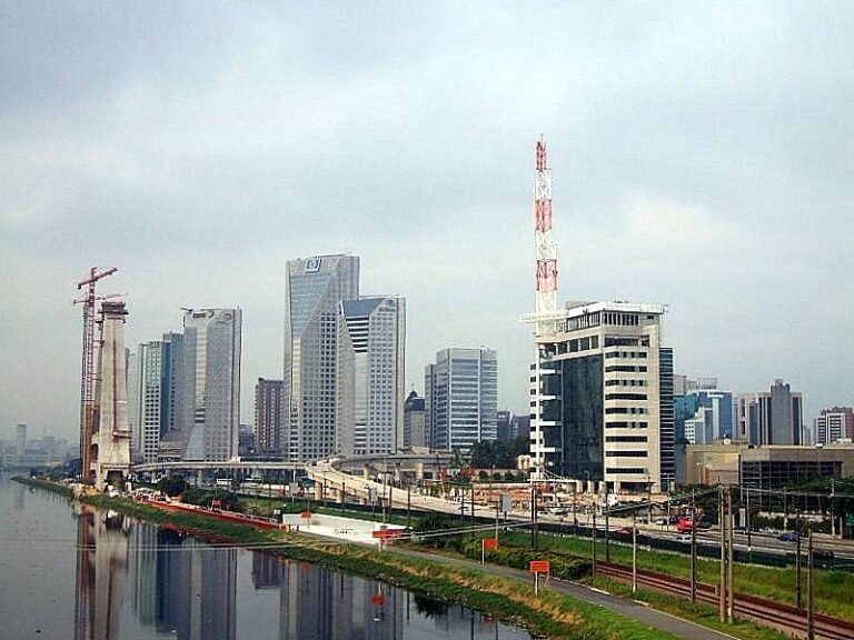 The Pinheiros river bank with the Centro Empresarial Nações Unidas ("CENU") commercial complex in São Paulo, Brazil. Mos