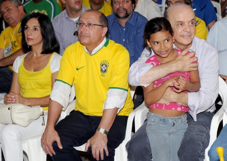 José Serra ao lado de Geraldo Alckmin assiste jogo Brasil x Costa do Marfim na Associação Cultural Nipônica no bairro It
