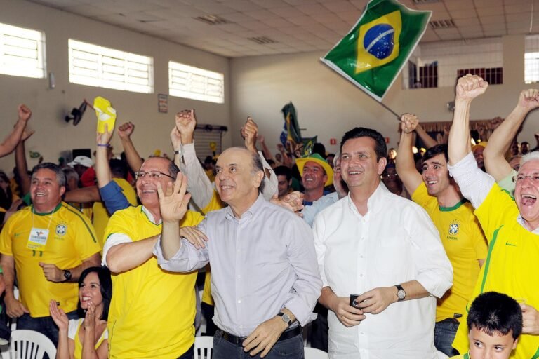 José Serra comemora o primeiro gol do Brasil ao lado de Geraldo Alckmin e Gilberto Kassab em São Paulo. São Paulo, 20/06