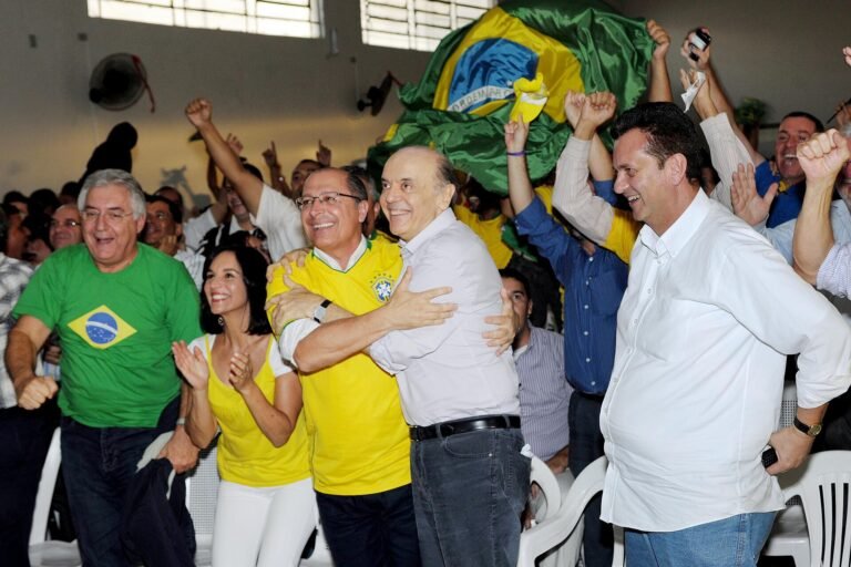 José Serra comemora o terceiro gol do Brasil ao lado de Geraldo Alckmin e Gilberto Kassab na Associação Cultural Nipônic