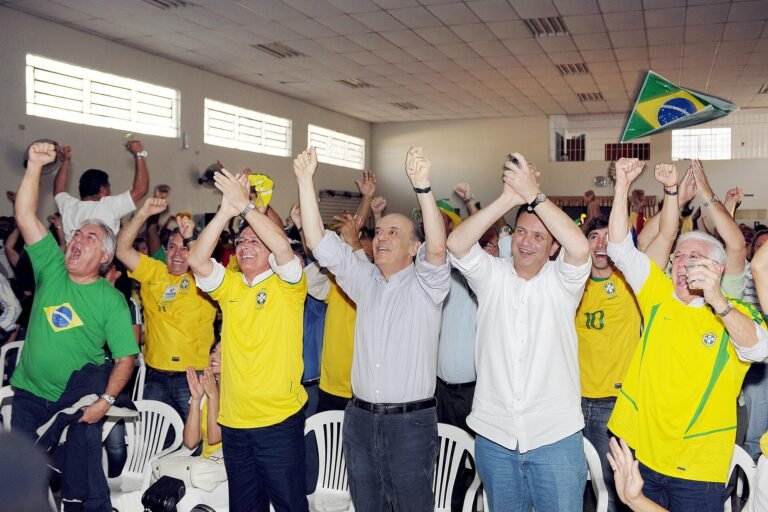 José Serra comemora o primeiro gol do Brasil ao lado de Geraldo Alckmin e Gilberto Kassab em São Paulo. São Paulo, 20/06
