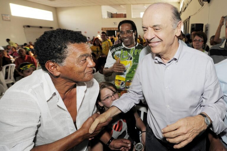 José Serra recebe os cumprimentos de eleitores antes do jogo do Brasil. São Paulo, 20/06/2010 Foto Cacalos Garrastazu/Ob