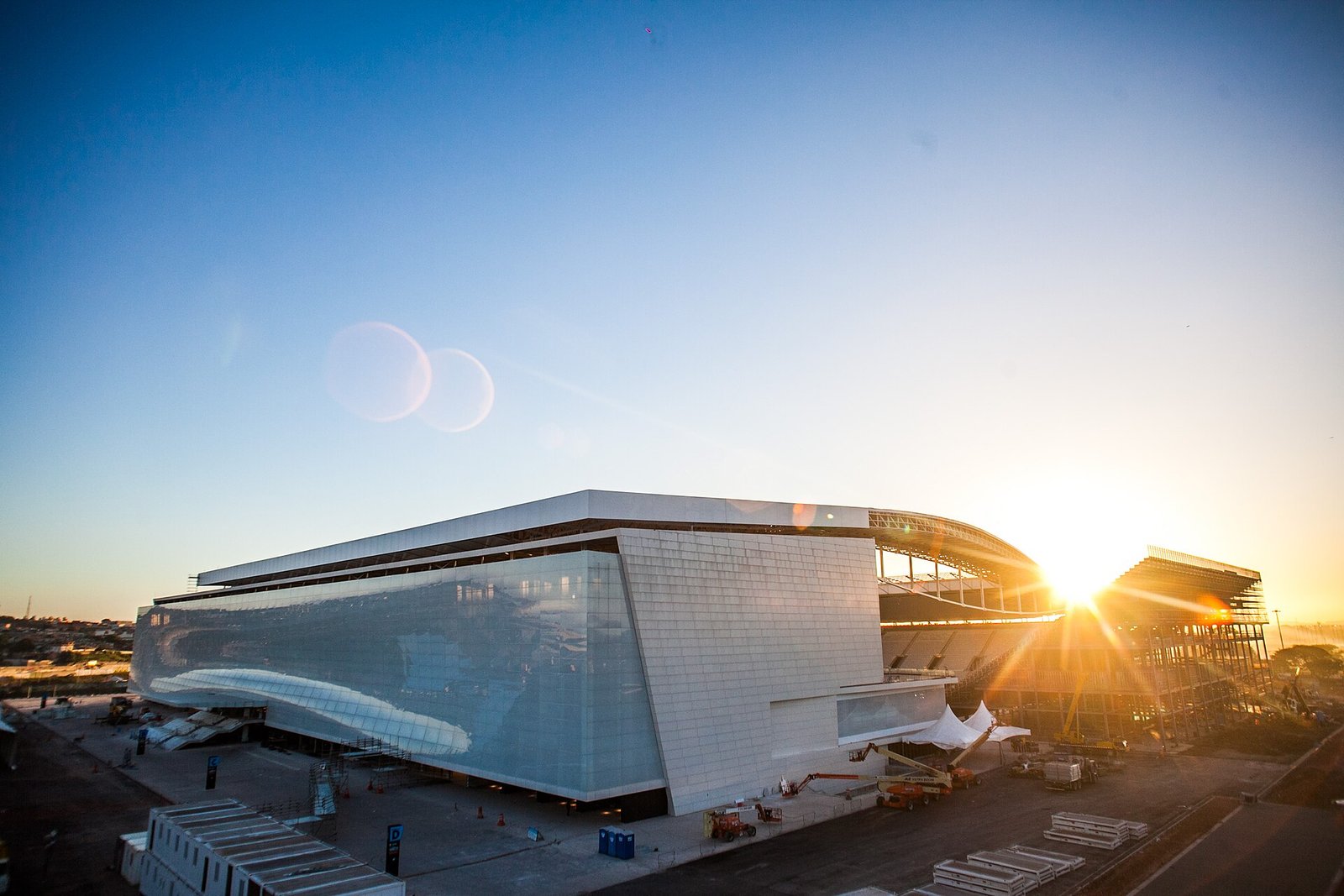 Morar em Itaquera: guia do distrito da Neo Química Arena e do fim da Linha 3 Arena Corinthians West Building