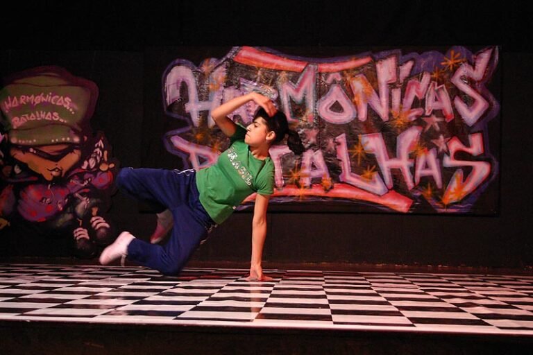 Performance de breakdance, no Centro Cultural Jabaquara, São Paulo, Brasil