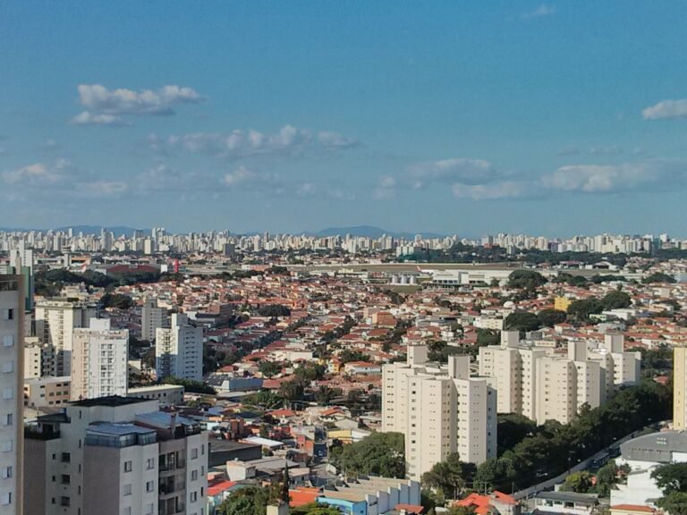 Aeroporto de Congonhas visto da Vila Santa Catarina.