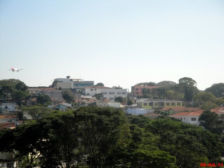 Avião pousando visto dos edifícios