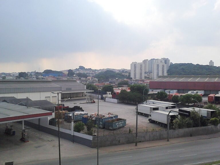 Distrito do Jaguara, visto da Ponte dos Remédios, em São Paulo, Brasil.