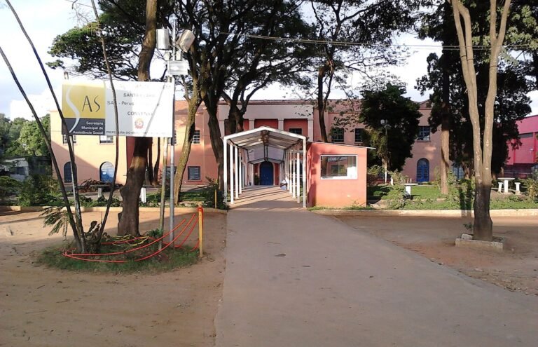 Campus do Centro Universitário Estácio Radial de São Paulo (Uniradial) na Vila dos Remédios, São Paulo, Brasil. Antigo e