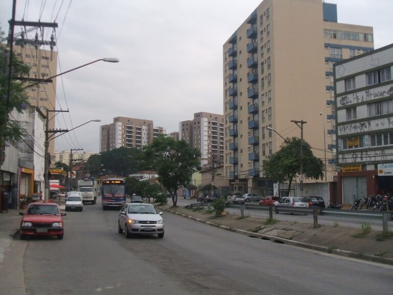 Avenida Corifeu de Azevedo Marques, na altura do distrito do Jaguaré, em São Paulo, Brasil