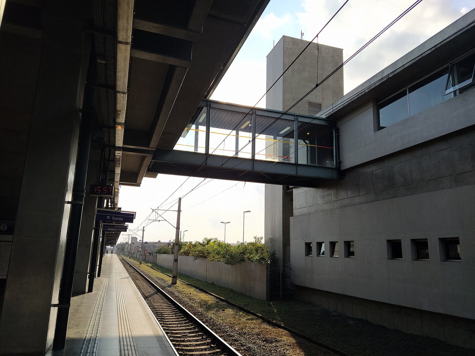 Morar no Jardim Helena: guia do distrito na várzea do Tietê, no extremo leste Plataforma da estação Jardim Helena-Vila Mara, Linha 12-Safira da CPTM.
