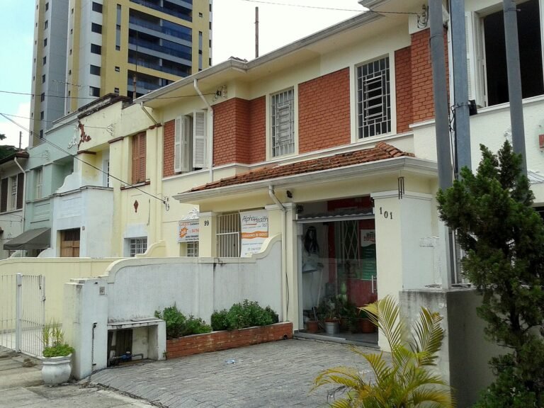 Casario na Praça Cornélia - Distrito da Lapa, São Paulo, SP, Brasil.