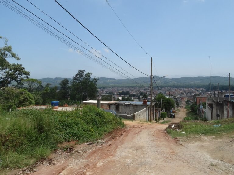 Panorama da Cratera da Colônia, a partir da Rua Flor de Maracujá, no Jardim Vargem Grande, trecho urbanizado da cratera,