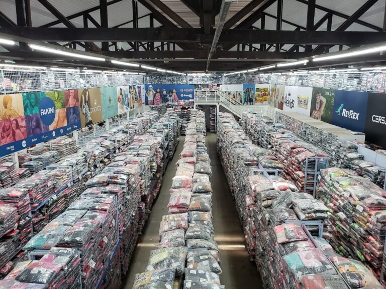 A loja da rua Mendes Junior, conta com mais de 2 mil metrôs em produtos
