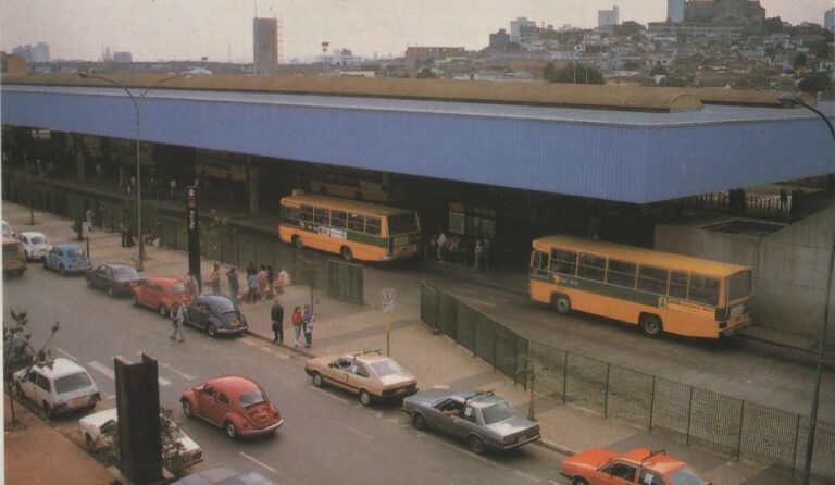 Vista do Terminal de ônibus da estação de Metrô Penha da Linha Leste-Oeste do Metrô de São Paulo. Imagem publicada no li