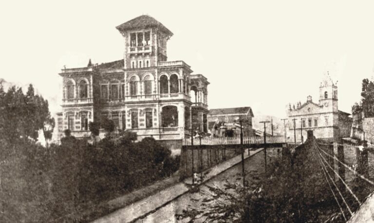 Foto de 1905 do Palacete Rodovalho à esquerda, com a Igreja Matriz de Nossa Senhora da Penha de França à direita e a pas