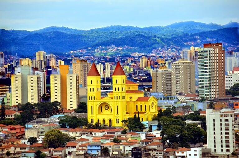 Basílica Nossa Senhora da Penha em meio as edificações do bairro Penha de França