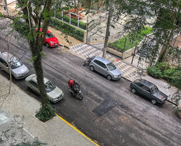 A imagem da rua Dr. Homem de Melo, em Perdizes, São Paulo, foi capturada da janela do terceiro andar do prédio Doppia Em