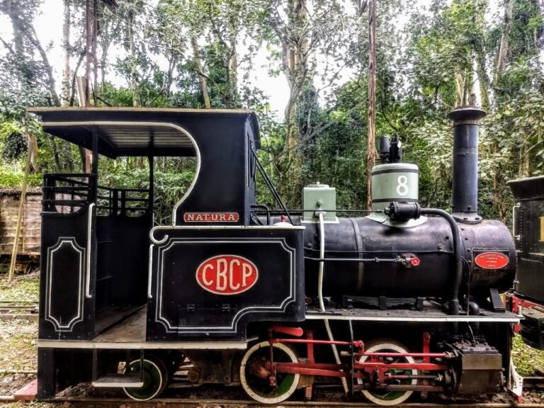 Locomotiva utilizada na Companhia Brasileira de Cimento Portland Perus, para tracionar trens nas minas de extração de ma