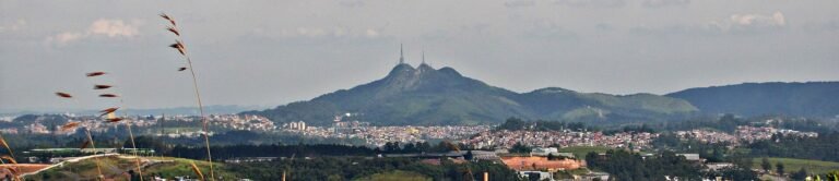 Panorama do distrito paulistano de Perus, visto de Franco da Rocha no ponto mais alto do Parque Estadual do Juqueri